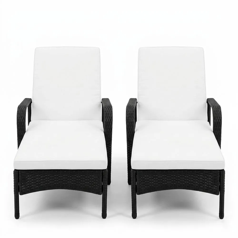 Set di 2 lettini in rattan nero con cuscini bianchi