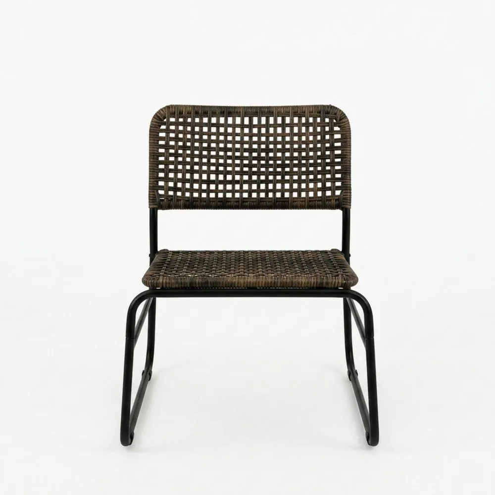 Sedia con struttura in lega di alluminio nera e rivestimento in rattan sintetico