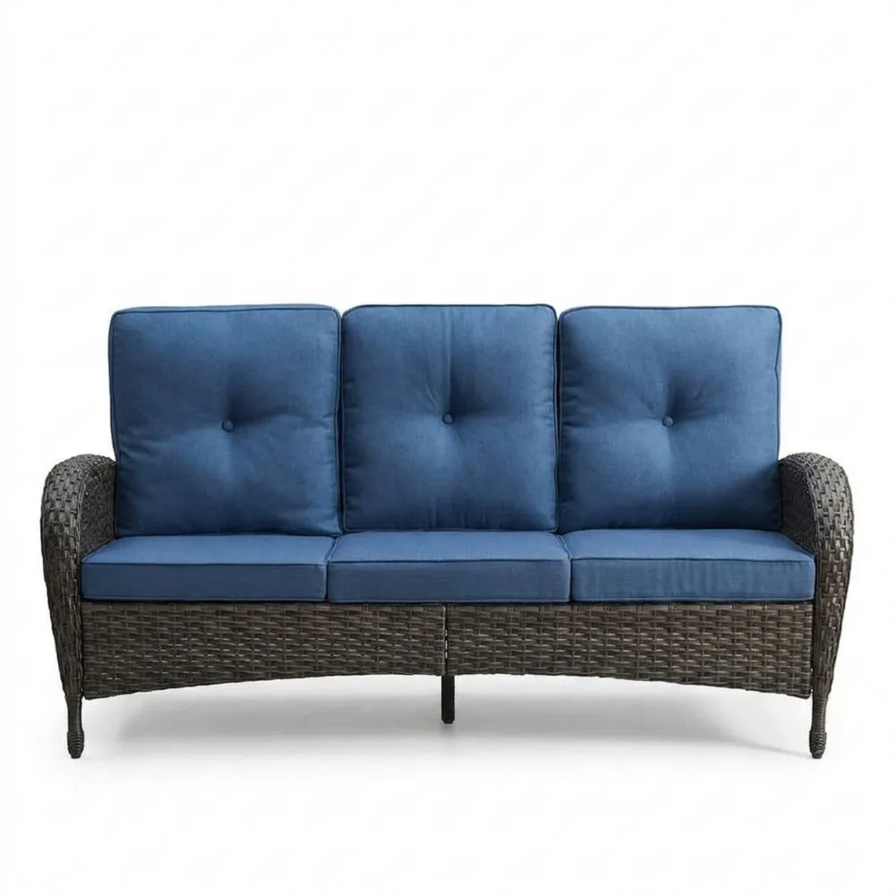 Divano in rattan a tre posti con cuscini blu