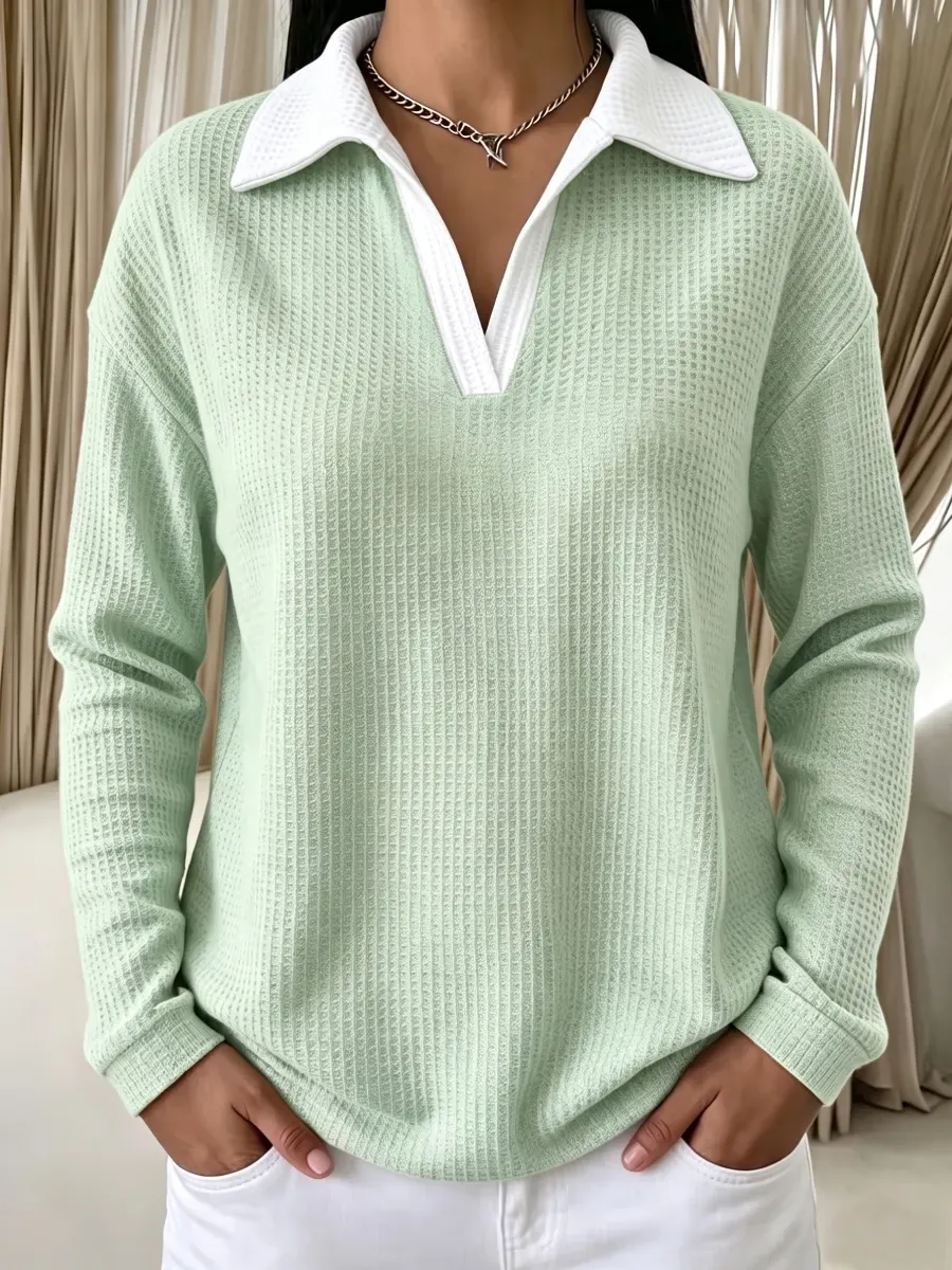 Women's waffle-texture contrast-collar pullover with relaxed fit