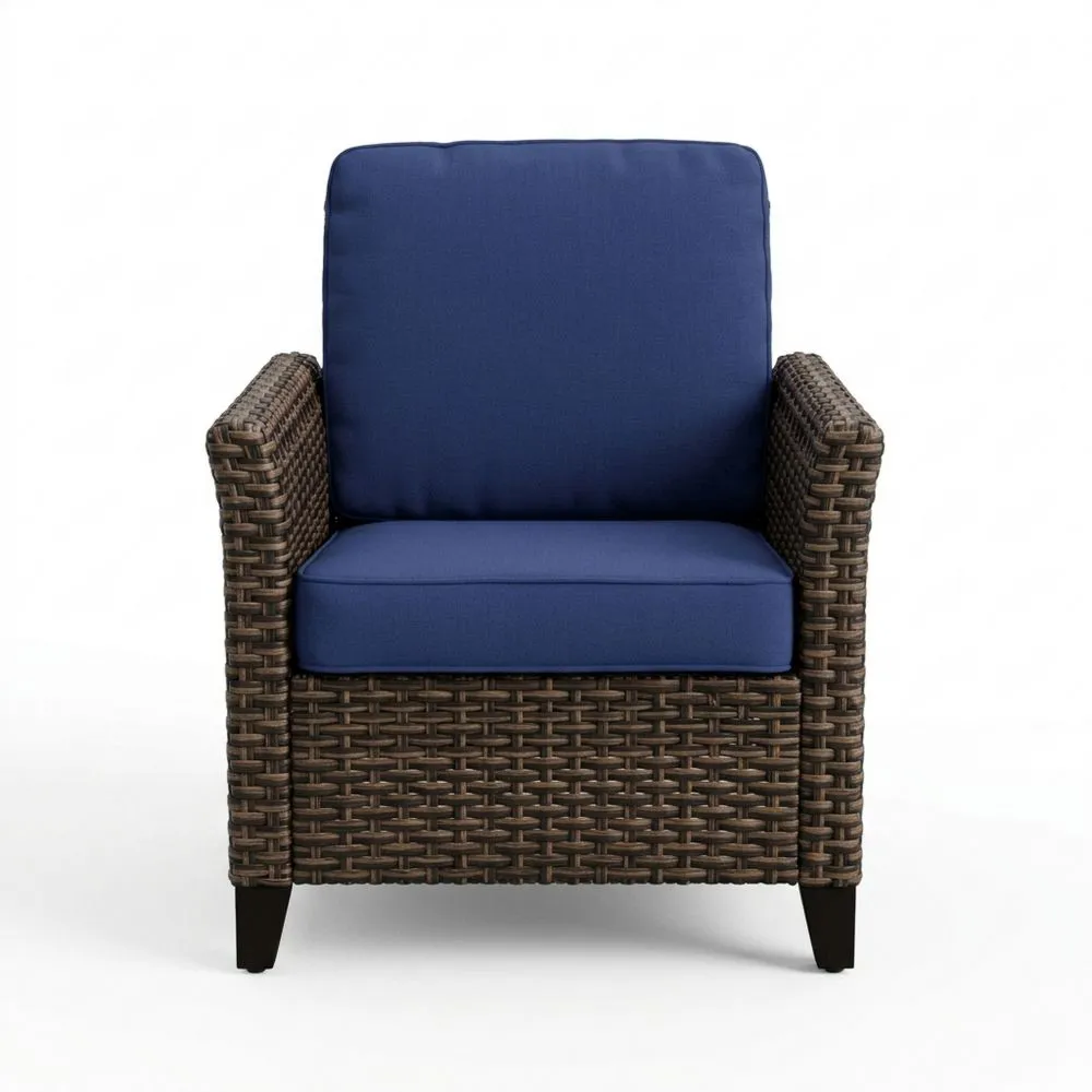 Poltrona in rattan con cuscini blu