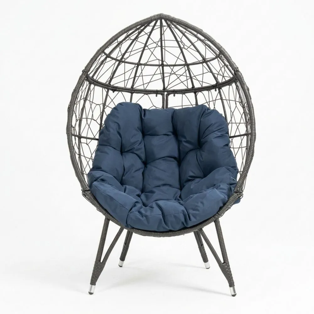 Poltrona a uovo in rattan sintetico con rivestimento blu