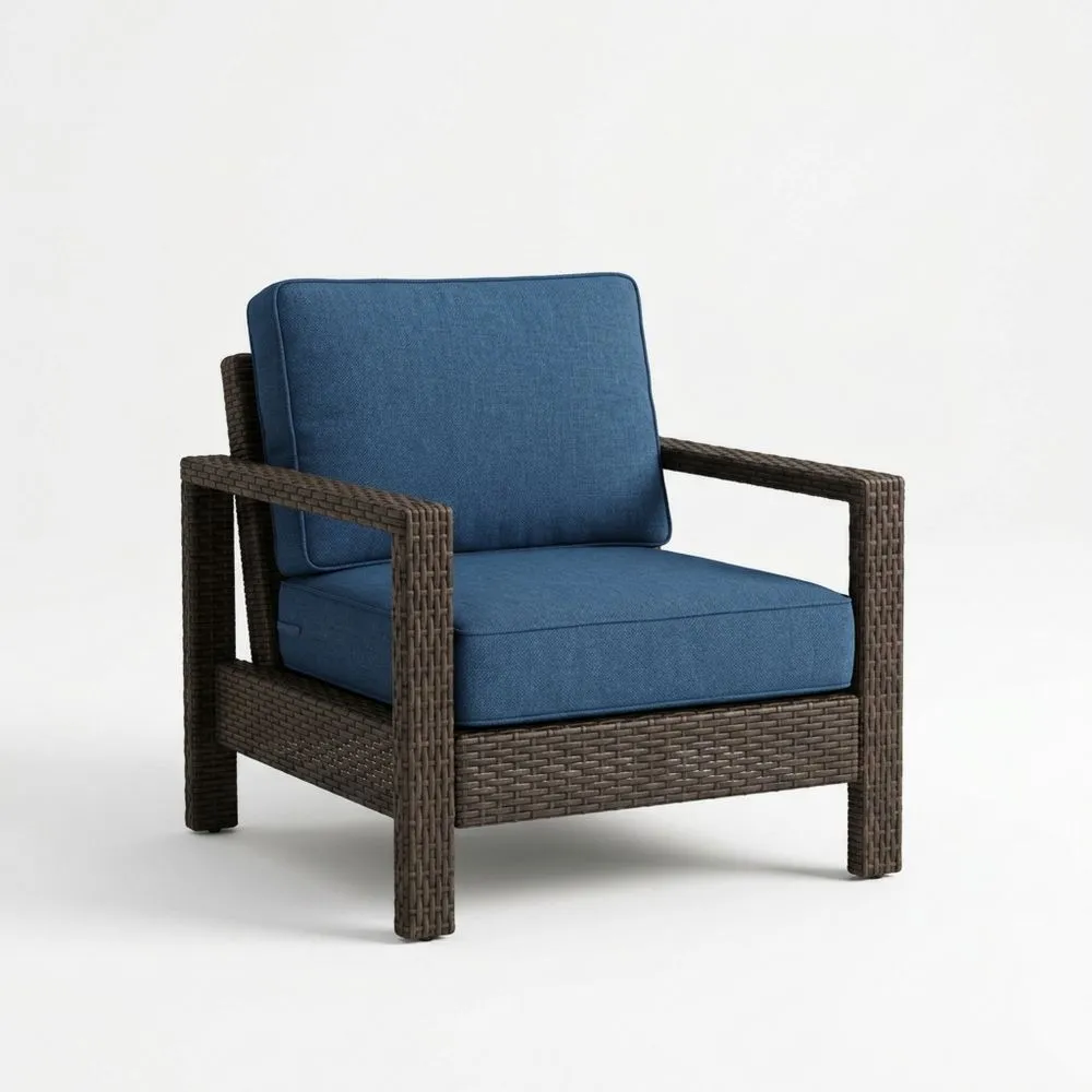 Outdoor-Relaxsessel aus Polyrattan mit blauen Kissen