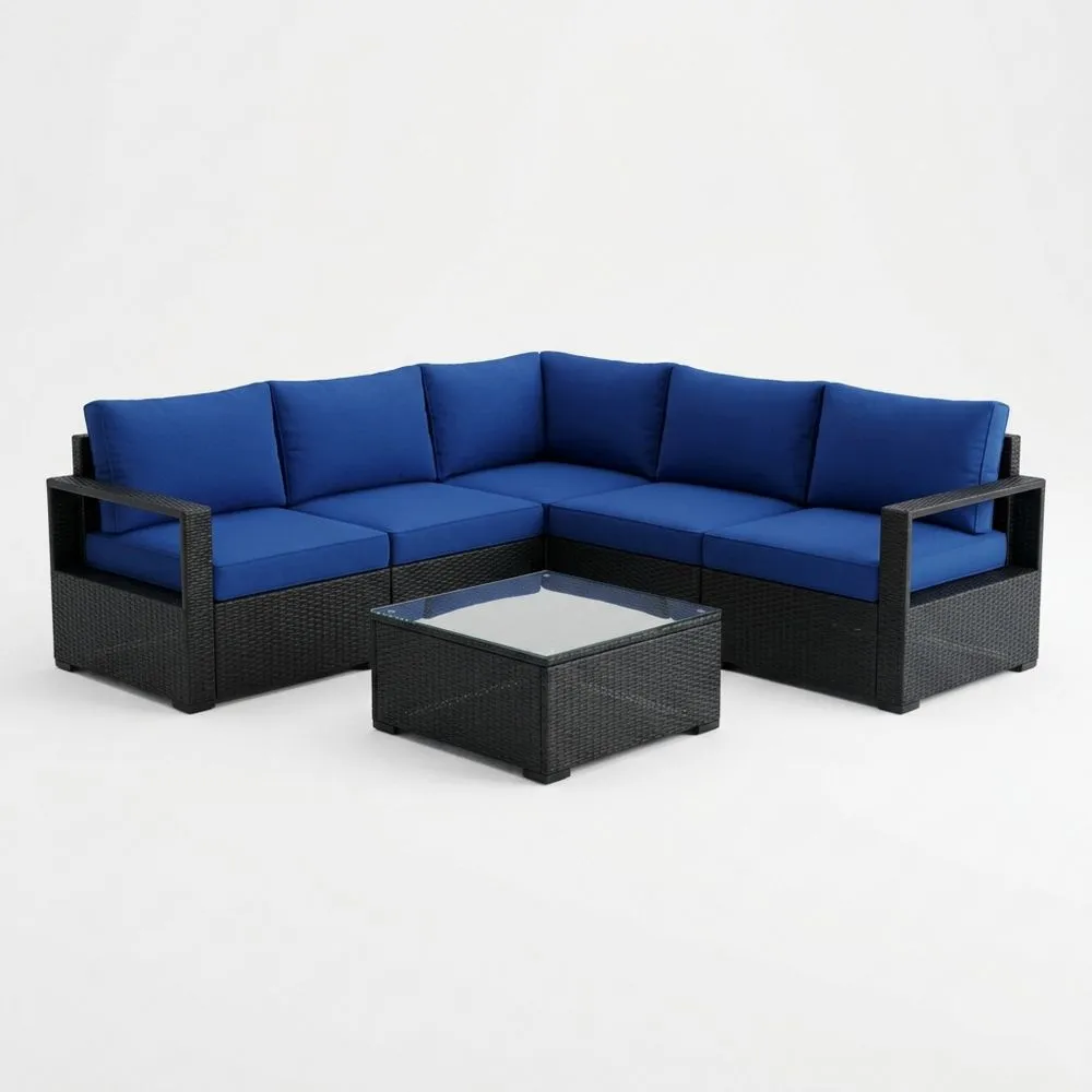Outdoor Ecksofa Set aus Polyrattan mit blauen Kissen und Glastisch