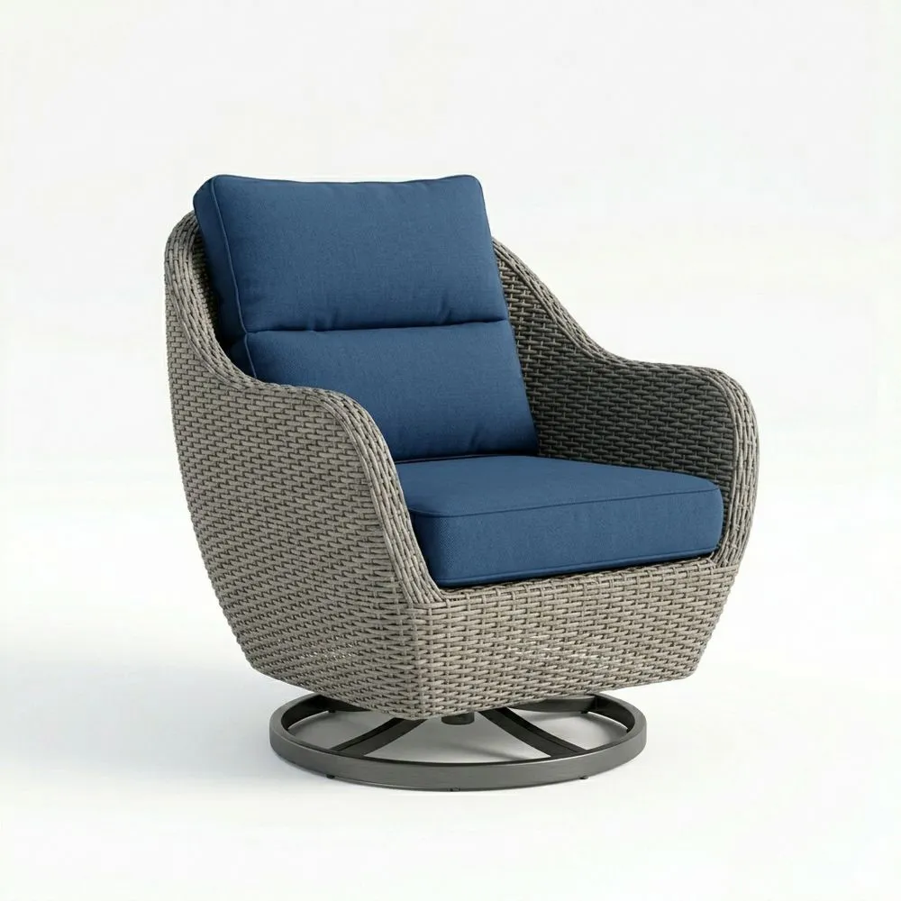Drehbarer Outdoor-Relaxsessel aus Polyrattan mit blauen Kissen