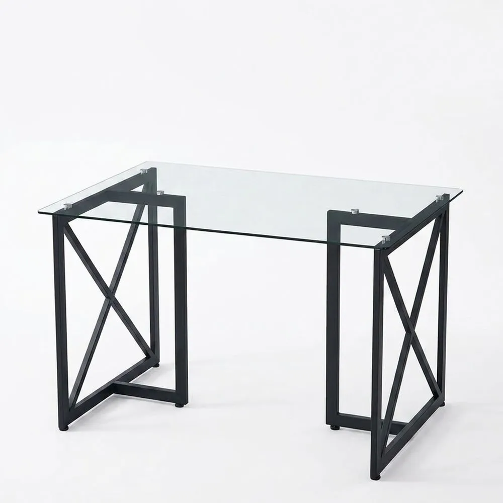 Schreibtisch mit schwarzem Stahlgestell und transparenter Glasplatte.
