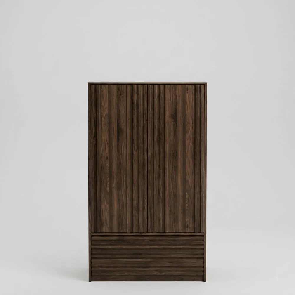 Kleiderschrank aus braunem Walnussholz