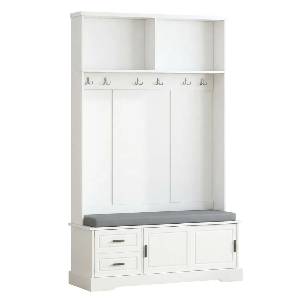 Weiße Garderobe aus MDF mit Kissen