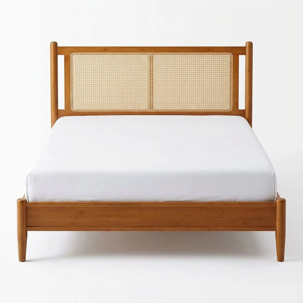 Braunes Massivholzbett mit Rattan-Kopfteil
