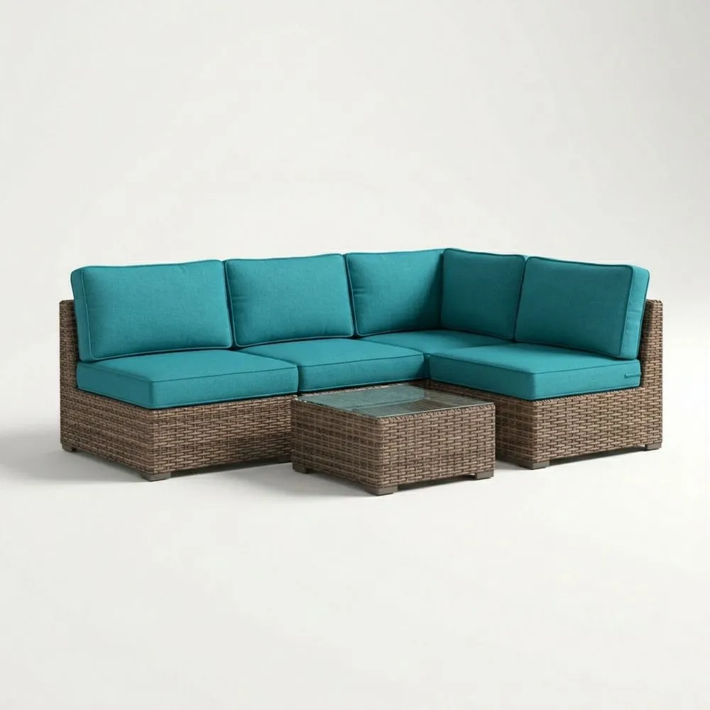 Divano angolare in rattan con cuscini turchesi e tavolino