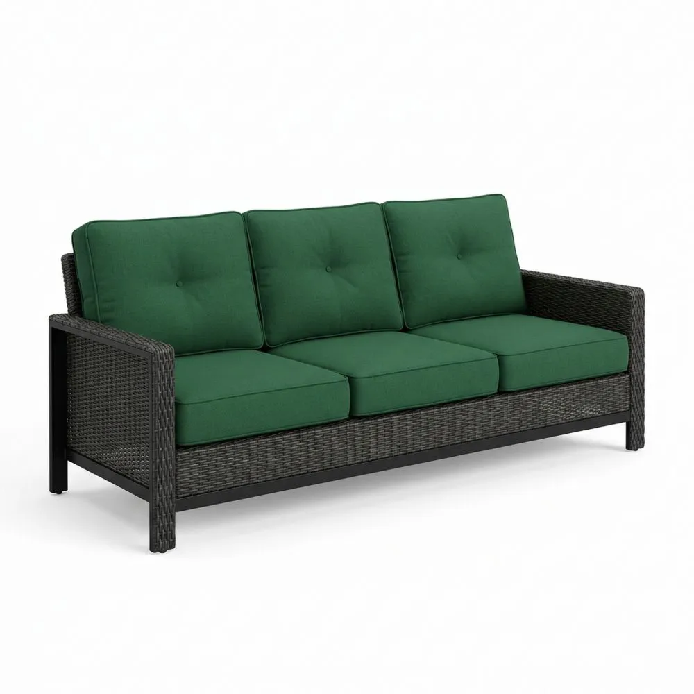 Divano da giardino a tre posti in rattan con cuscini verdi