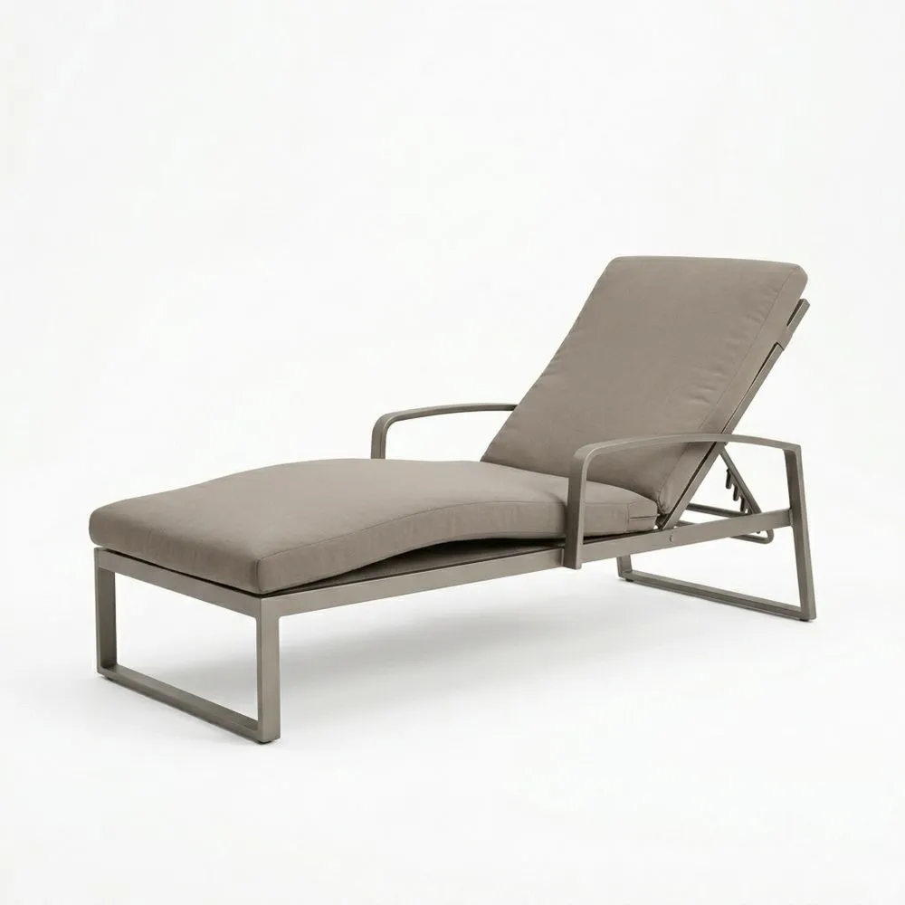 Lettino prendisole in acciaio con cuscini in tessuto grigio