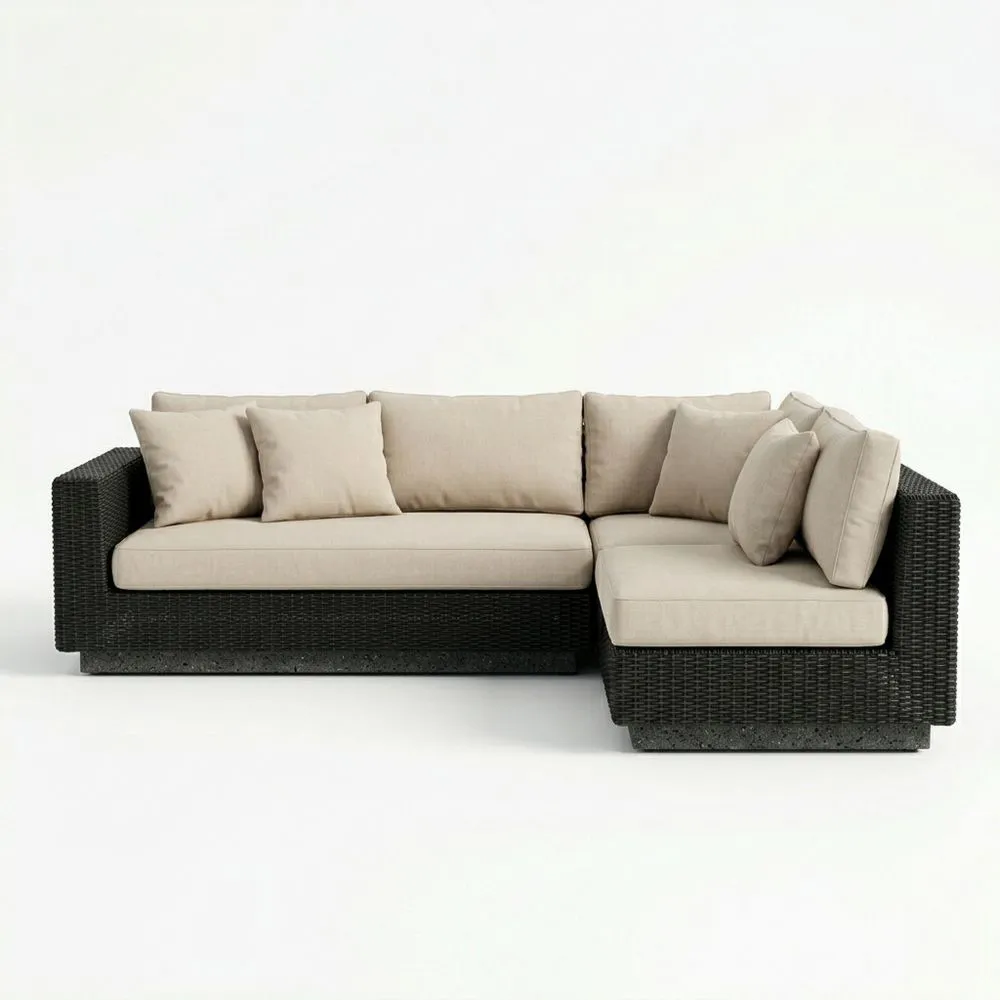 Divano angolare in rattan con cuscini crema