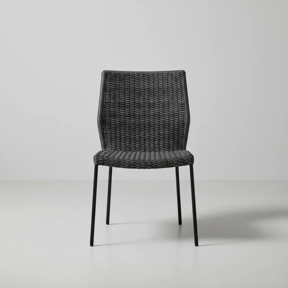 Silla de resina gris con estructura de acero galvanizado