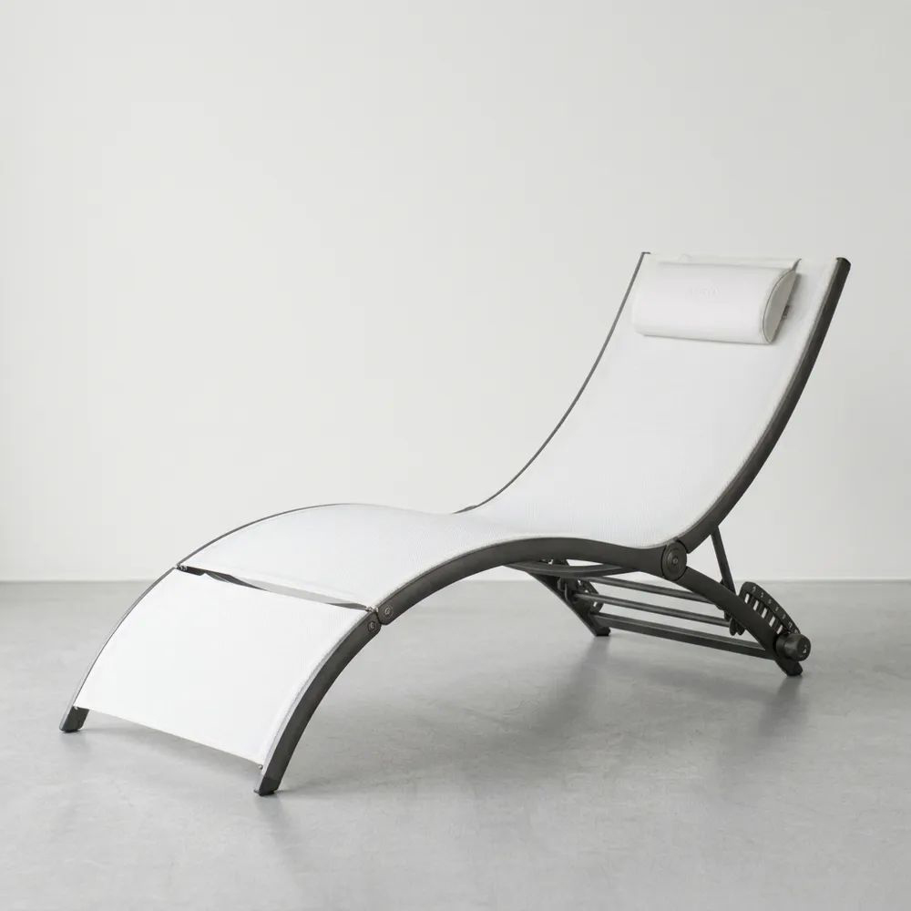 Tumbona de acero recubierto con pintura en polvo y textileno blanco y negro