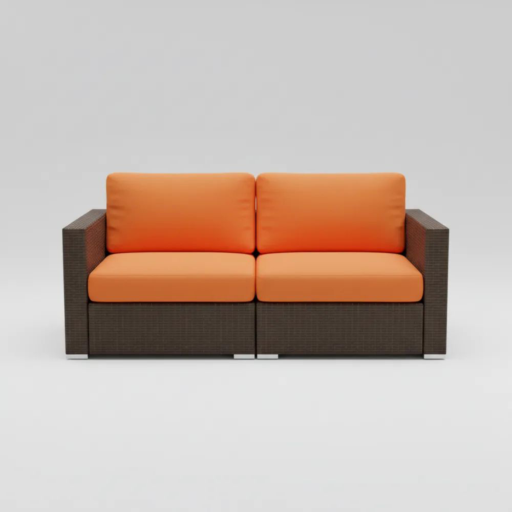 Sofá de dos plazas de ratán sintético con cojines naranjas