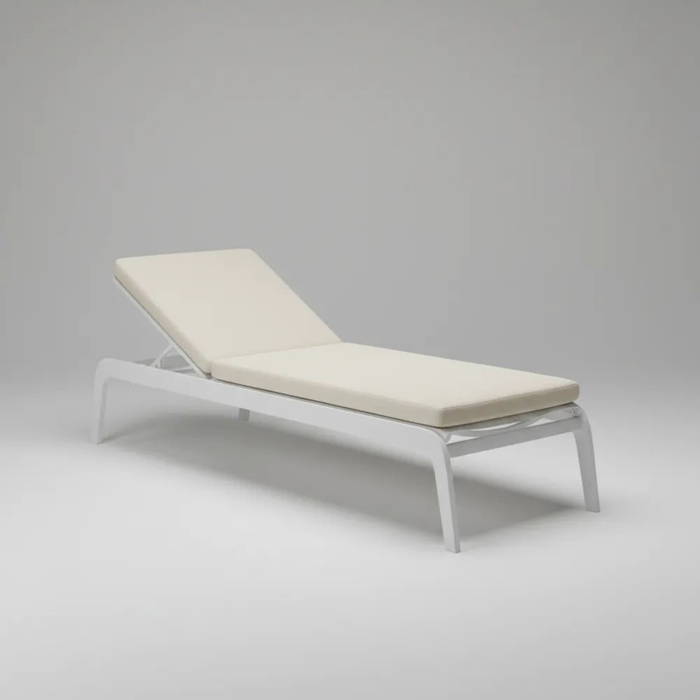 Tumbona ajustable de aluminio anodizado blanco con cojín de espuma tapizado en poliéster crema
