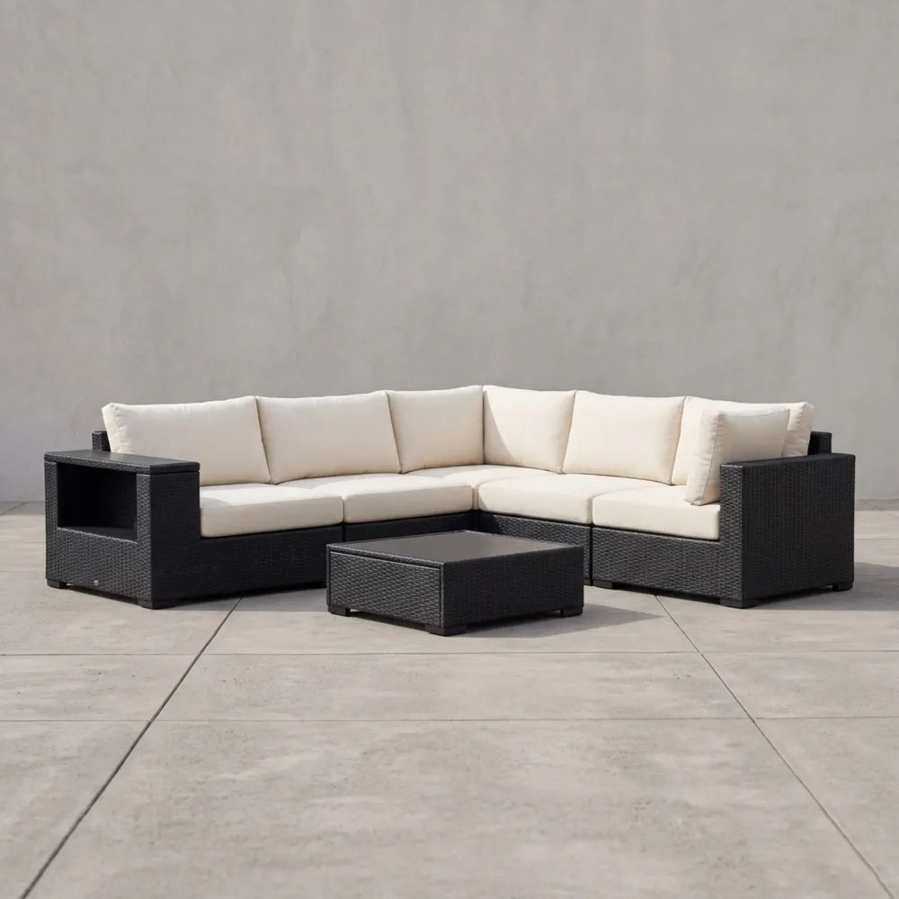 Sofá modular de esquina de ratán con cojines crema para exterior