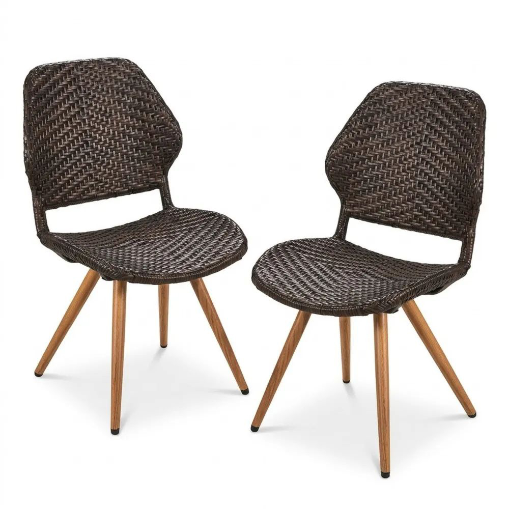 Un conjunto de dos sillas de ratán sintético marrón con patas de roble.-Zenhaveneu