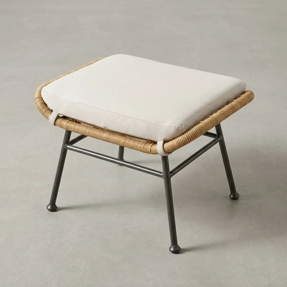 Taburete de poliéster con estructura de acero y ratán.-Zenhaveneu