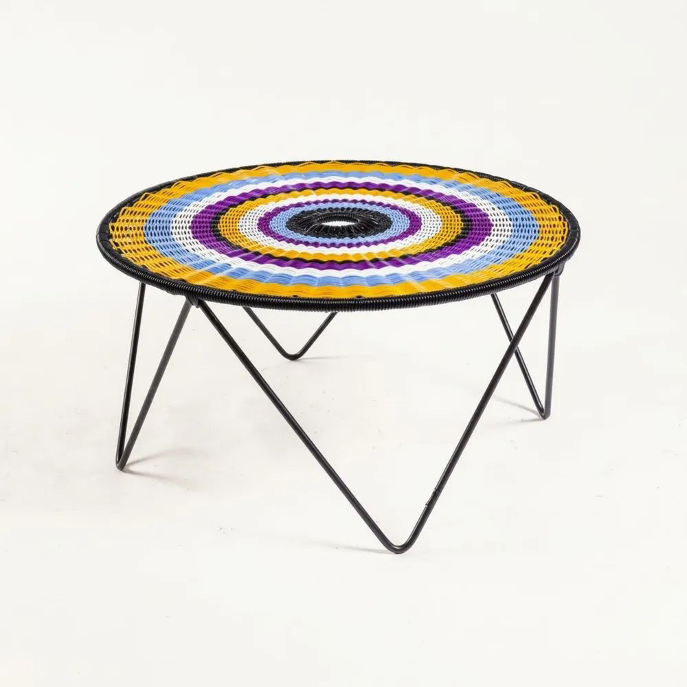 Mesa con estructura circular de hierro y fibra de poliéster de colores-Casaluxeeu