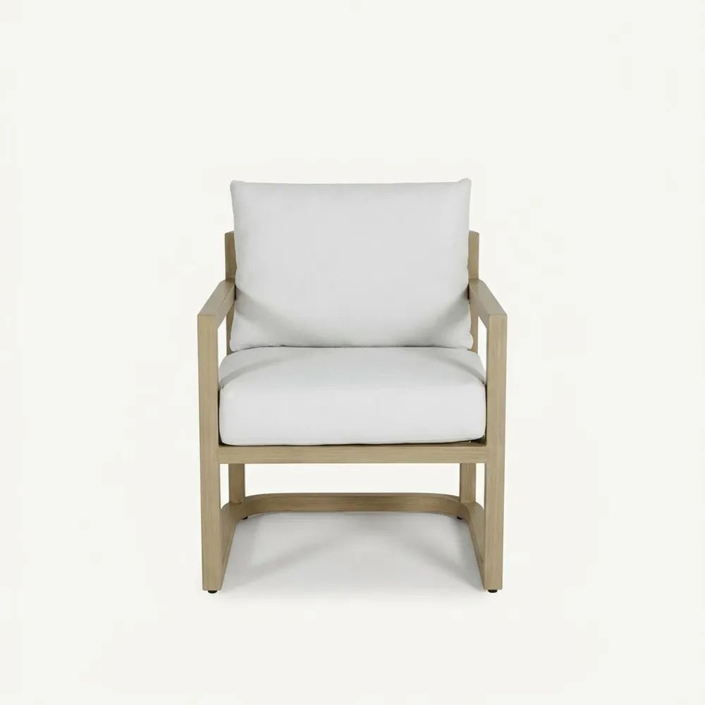 Silla con reposabrazos de roble y cojín blanco-Casaluxeeu