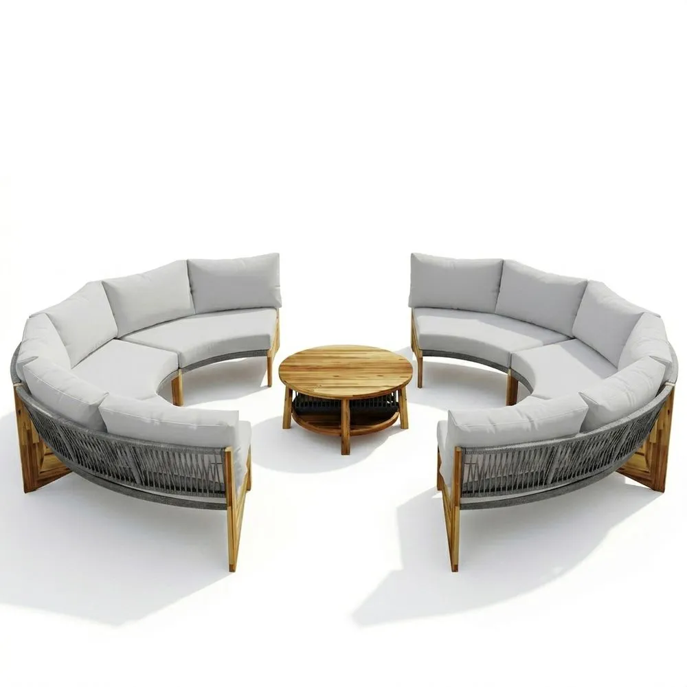 Set composto da divano semicircolare in legno di acacia con cuscini grigi e tavolino rotondo