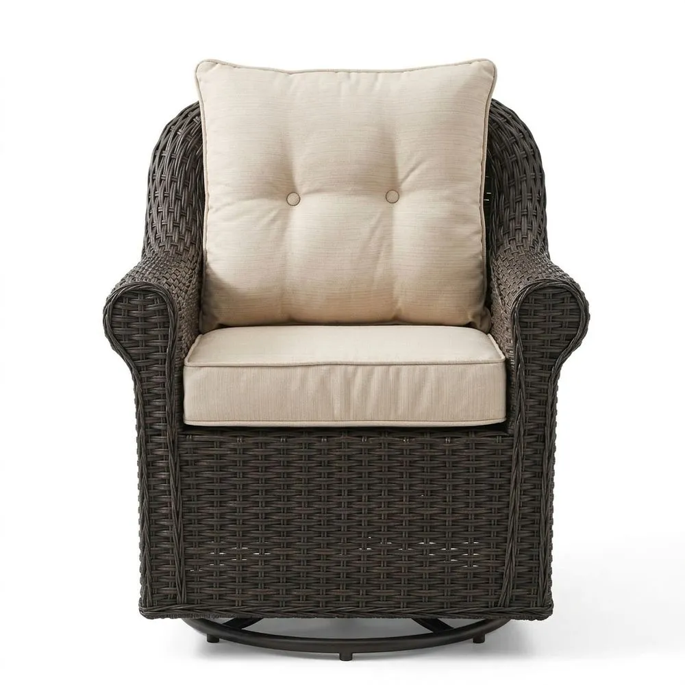 Poltrona in rattan sintetico marrone con cuscini beige