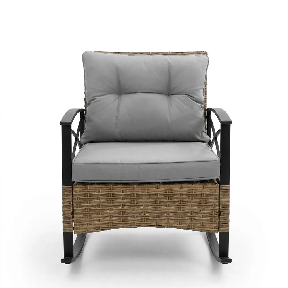 Poltrona lounge in acciaio e finto rattan con cuscini grigi