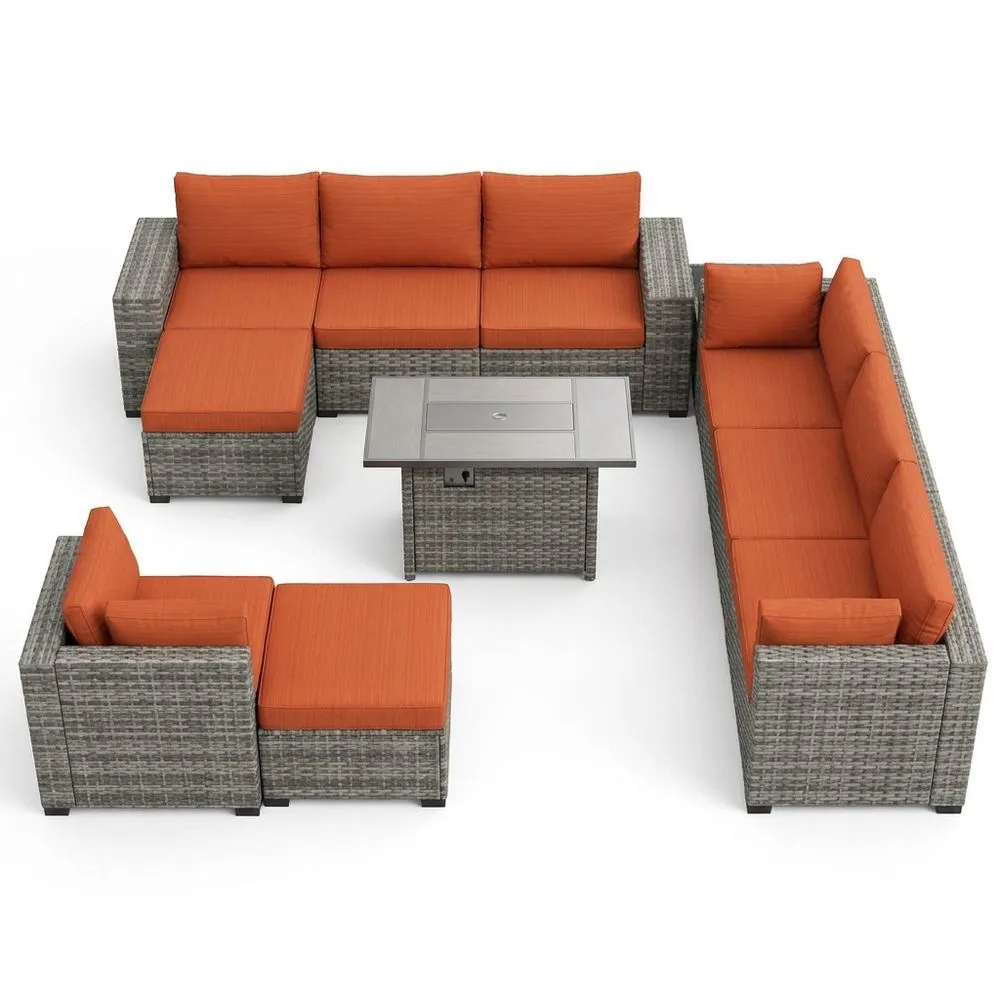 Set Divano Angolare da Esterno in Rattan con Cuscini Arancioni e Tavolo con Braciere