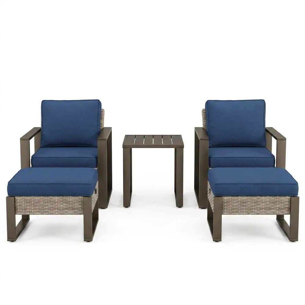 Set salotto esterno con poltrone e tavolino in alluminio e rattan, cuscini blu