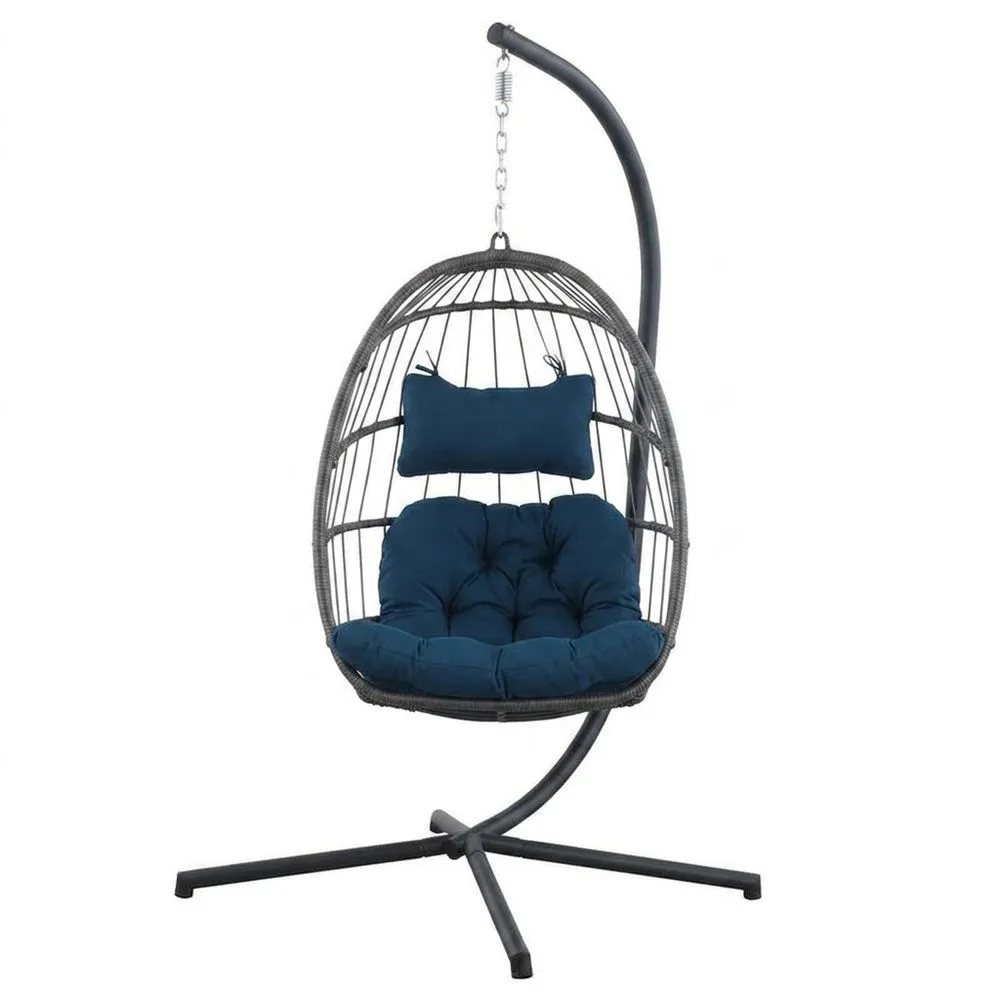 Poltrona sospesa in rattan con cuscini in poliestere blu e struttura in acciaio