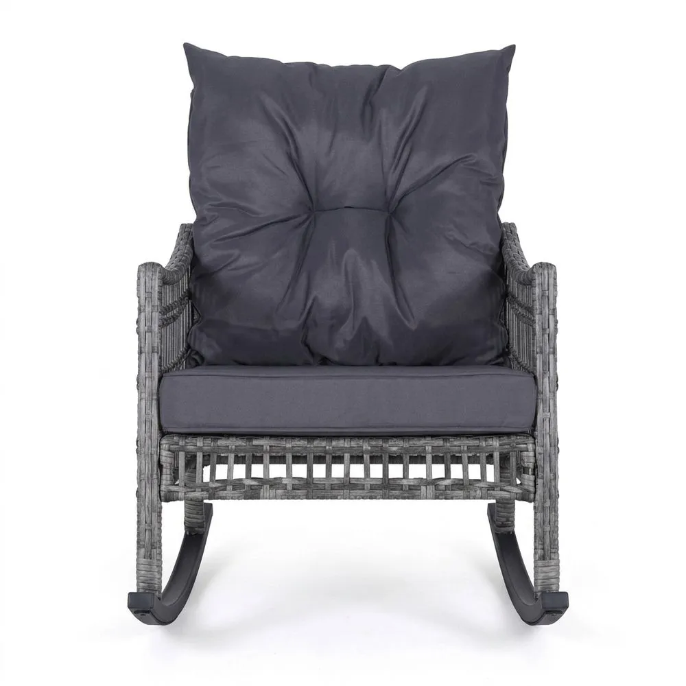 Sedia a dondolo in rattan sintetico con cuscini grigi