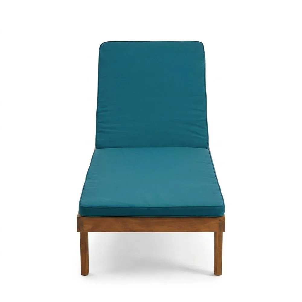 Una poltrona reclinabile realizzata in legno di acacia e schiuma di poliuretano blu