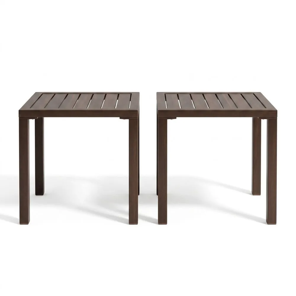 Una coppia di tavolini quadrati in pino marrone da 50 cm