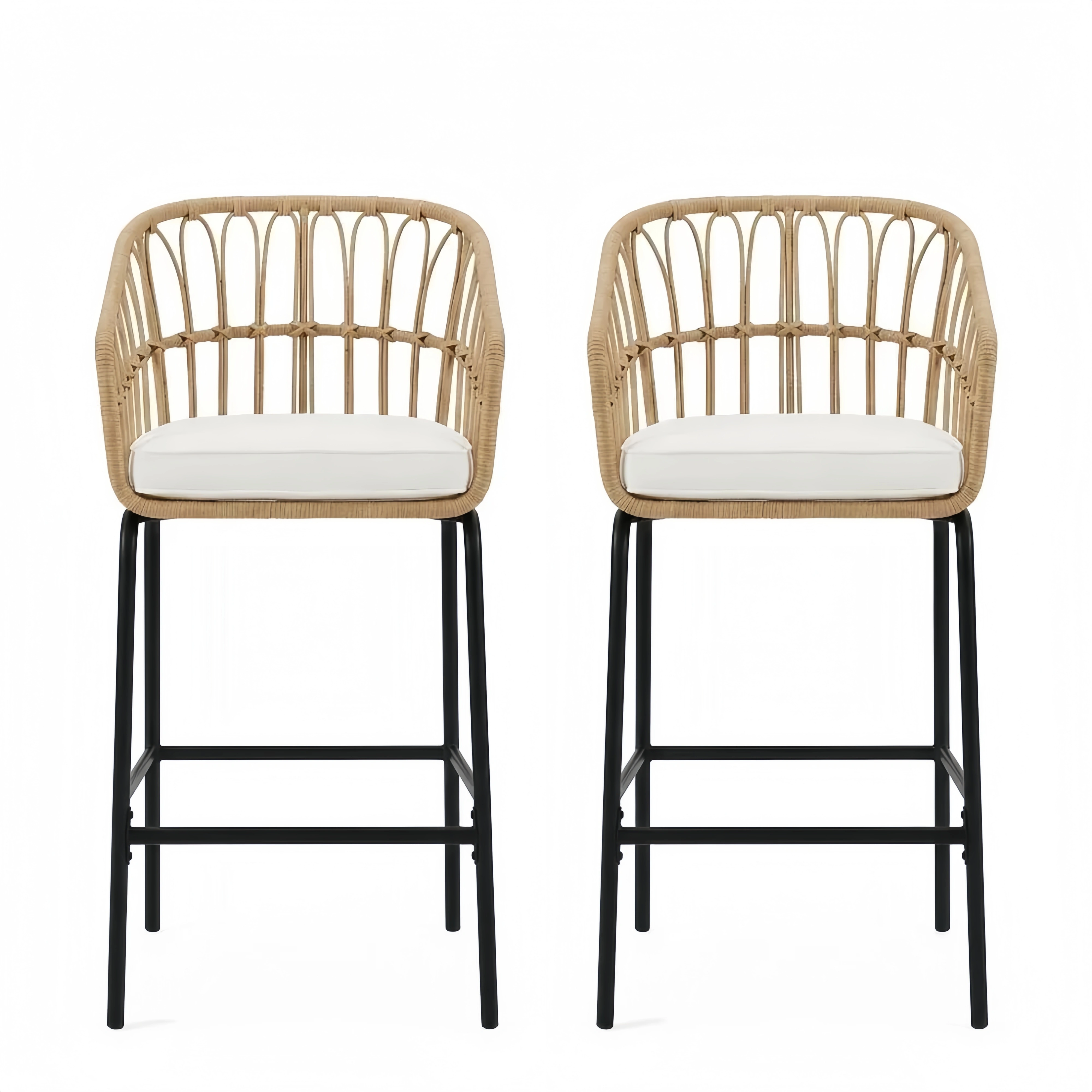 Set di 2 sgabelli da bar in finto rattan con cuscini bianchi e struttura in acciaio.
