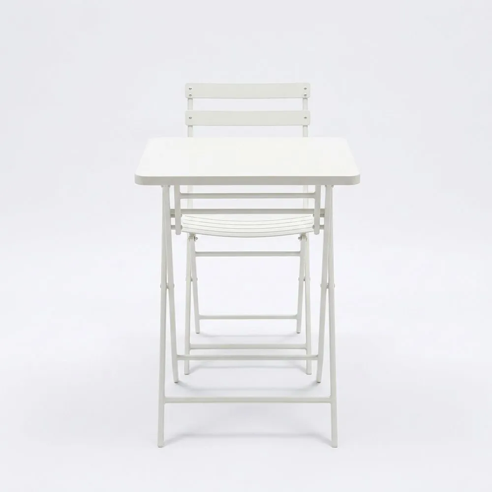 Set composto da tavolo e sedie pieghevoli in acciaio verniciato bianco.