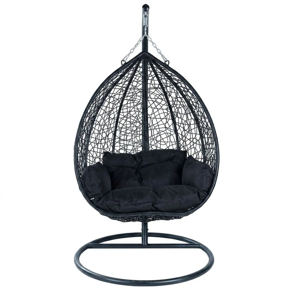 Sedia sospesa in lega di alluminio e rattan sintetico con schienale nero.