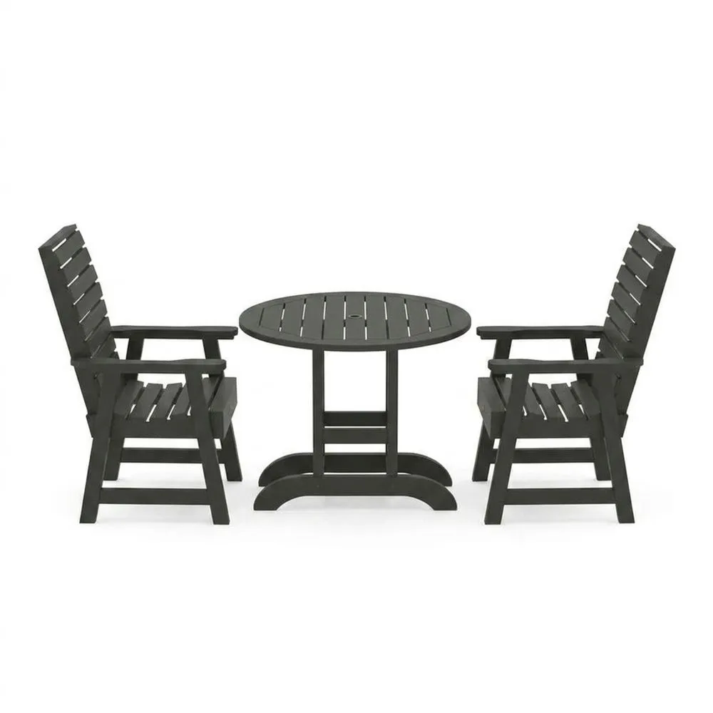 Il set da giardino per esterni in legno composito comprende un tavolo rotondo e due sedie.