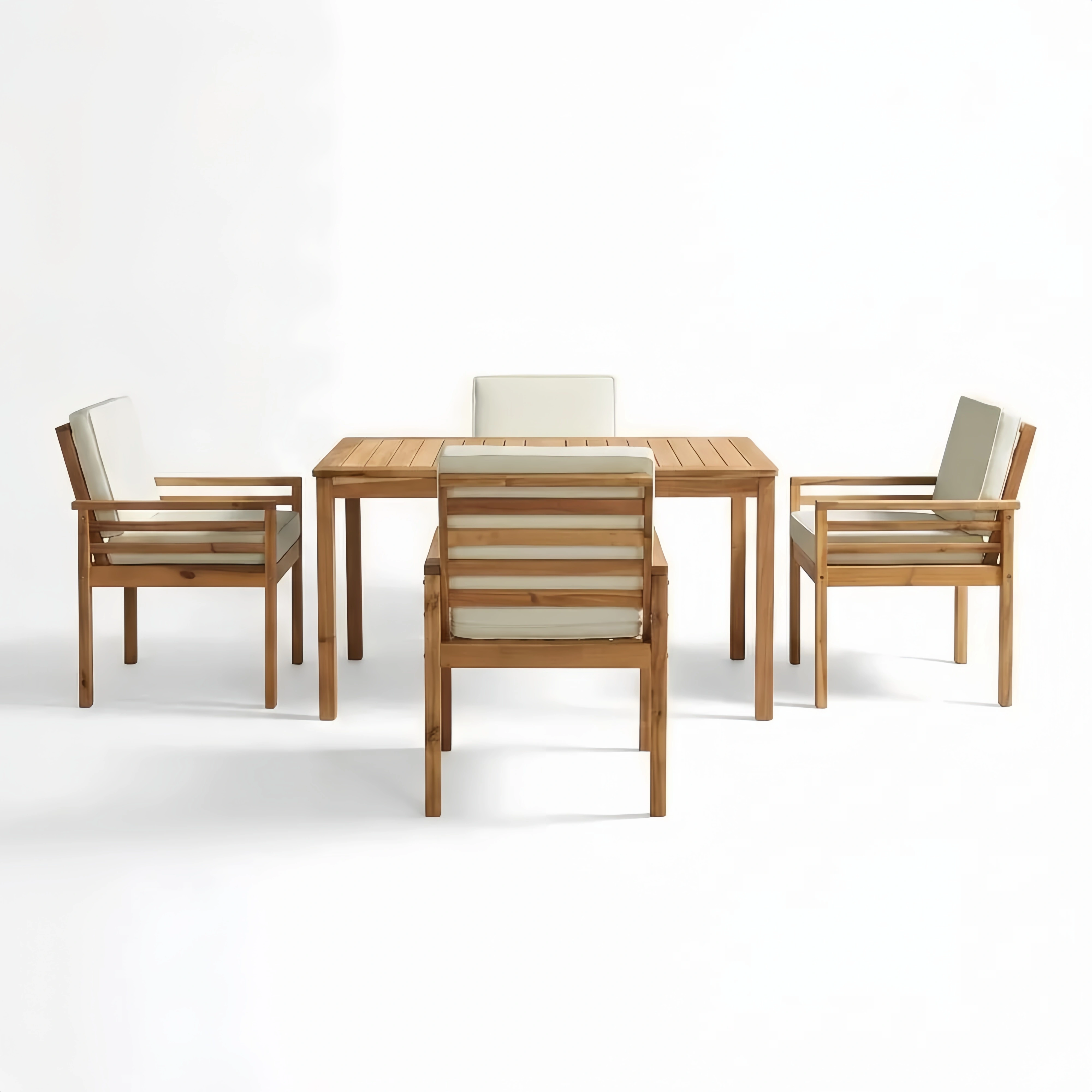 Il set da pranzo per esterni comprende 4 sedie in legno di acacia e cuscini beige.