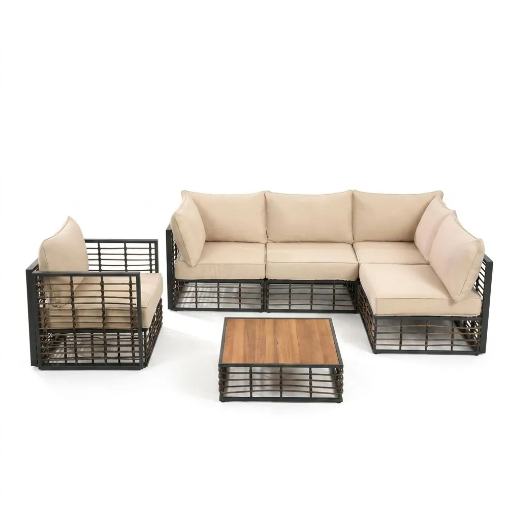 Set di divani da esterno con struttura in acciaio e cuscini beige.