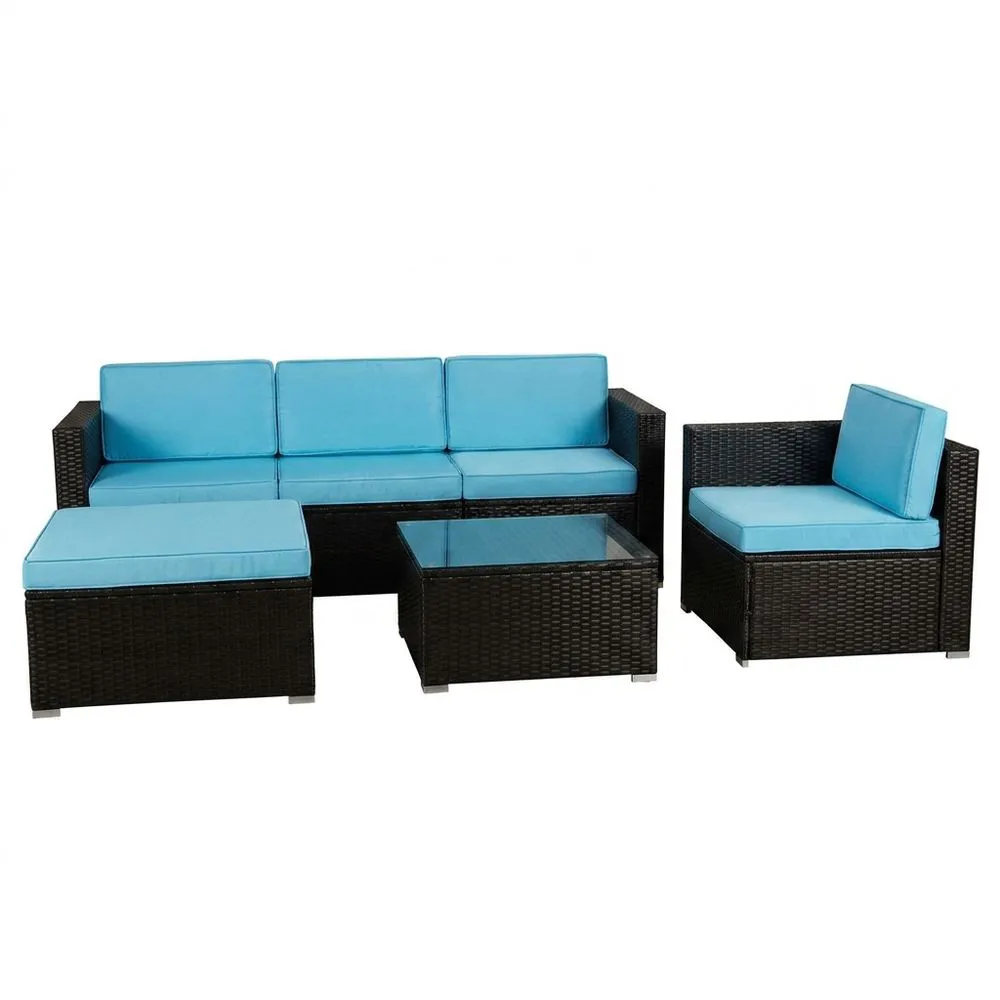 Set mobili da giardino in rattan con cuscini blu e tavolino in vetro