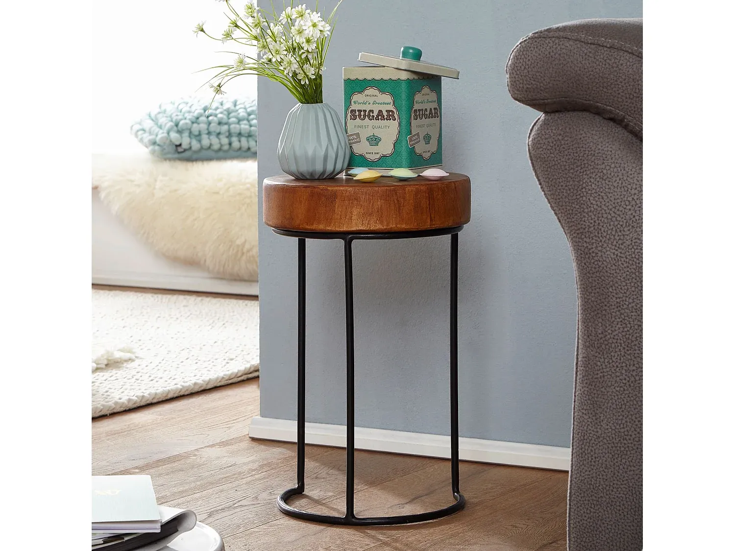 Moderner Beistelltisch aus Massivholz mit Metallbeinen