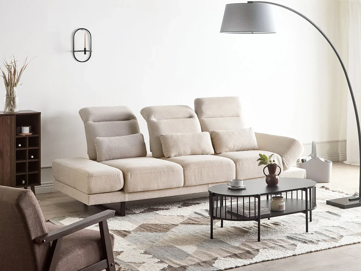 Beige Stoffsofa mit verstellbarer Sitztiefe und Kissen