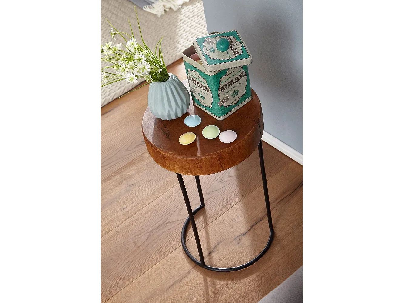 Moderner Beistelltisch aus Massivholz mit Metallbeinen