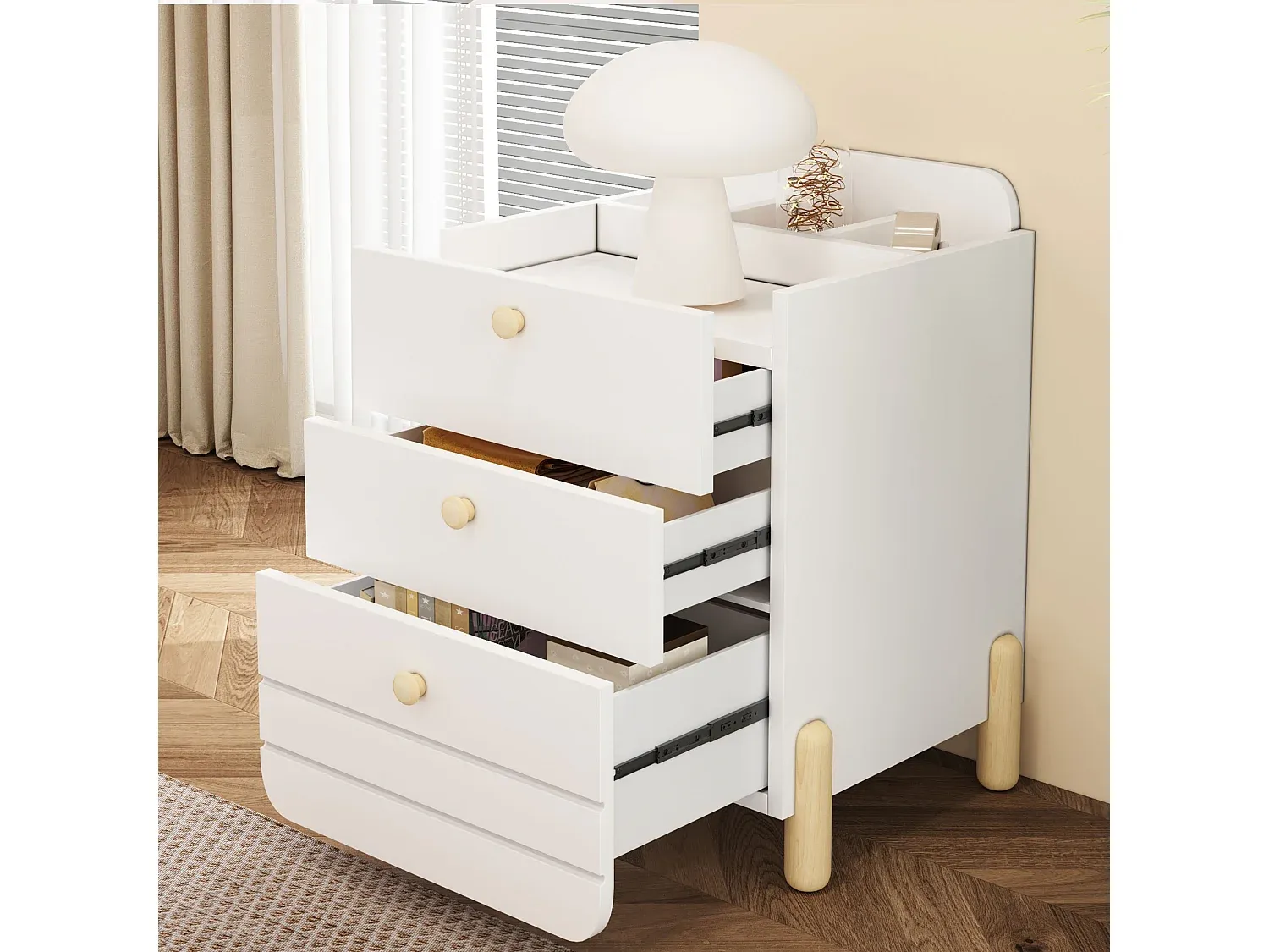 Moderner Nachttisch mit drei Schubladen und Ablagen