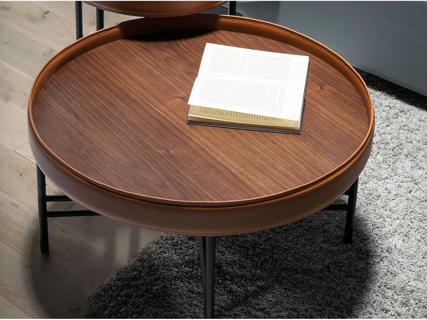 Moderner Couchtisch aus Leder in Cognac