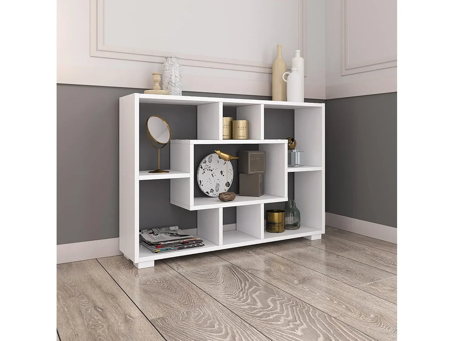 Weißes Holzregal aus Spanplatte