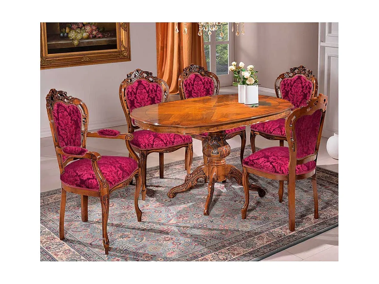 Esszimmerstuhl im klassischen Barockdesign mit Verzierungsmuster