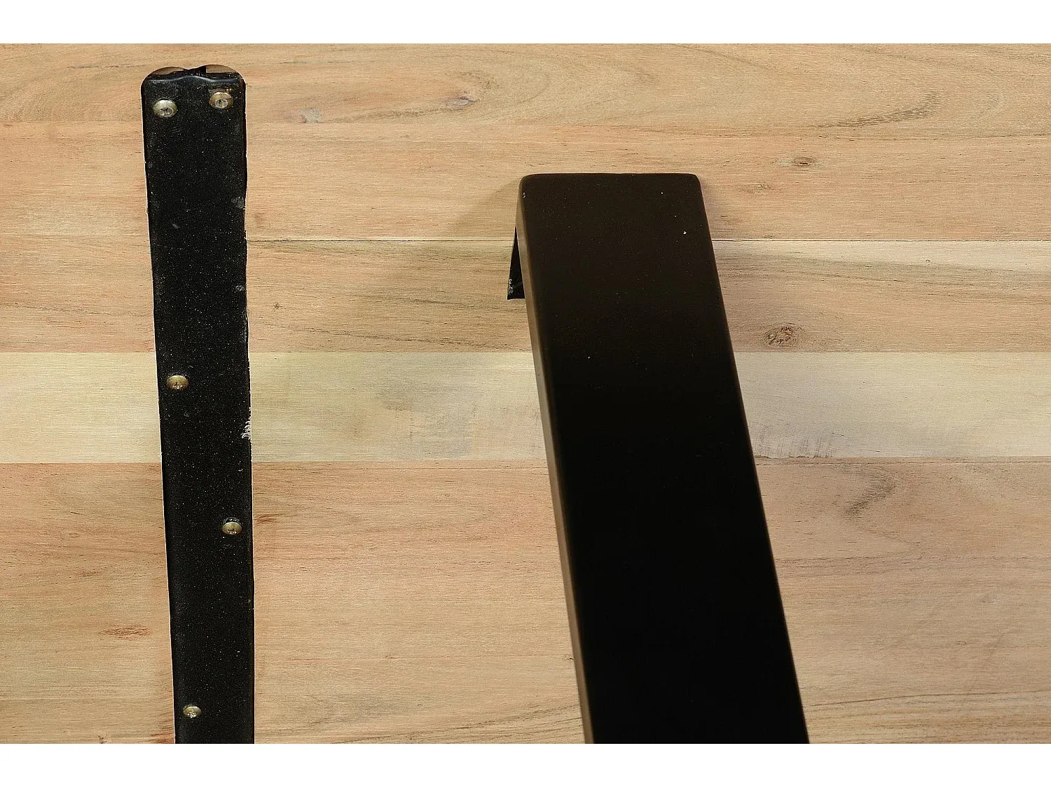 Esstisch aus Akazienholz mit schwarzen Metallbeinen, mehrfarbig, 76 x 90 x 160